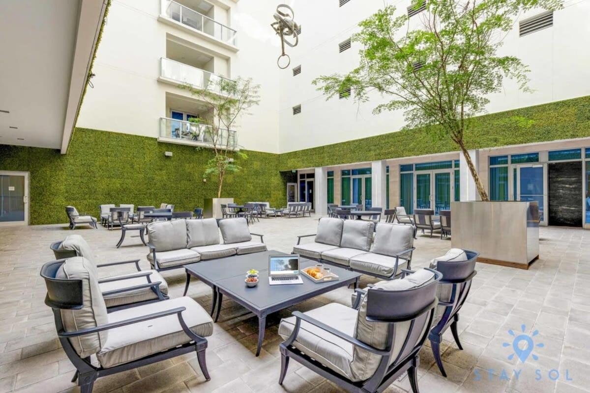 Broad-walk - Pool - Gym & Hot Tub * Hollywood